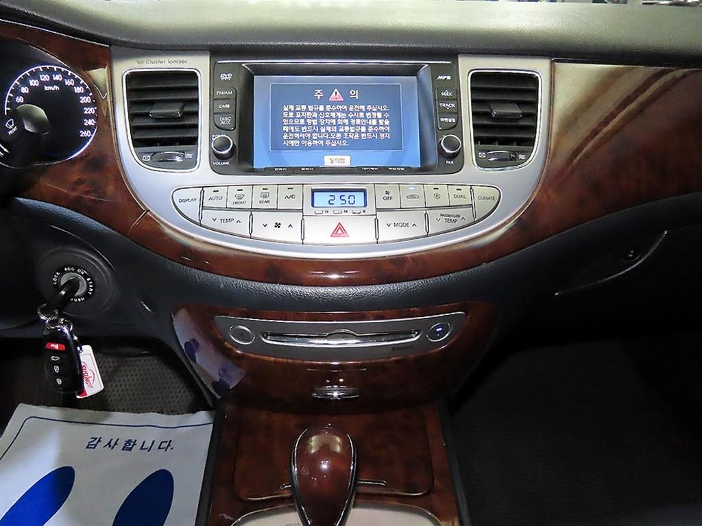 HYUNDAI Genesis - Vista 11