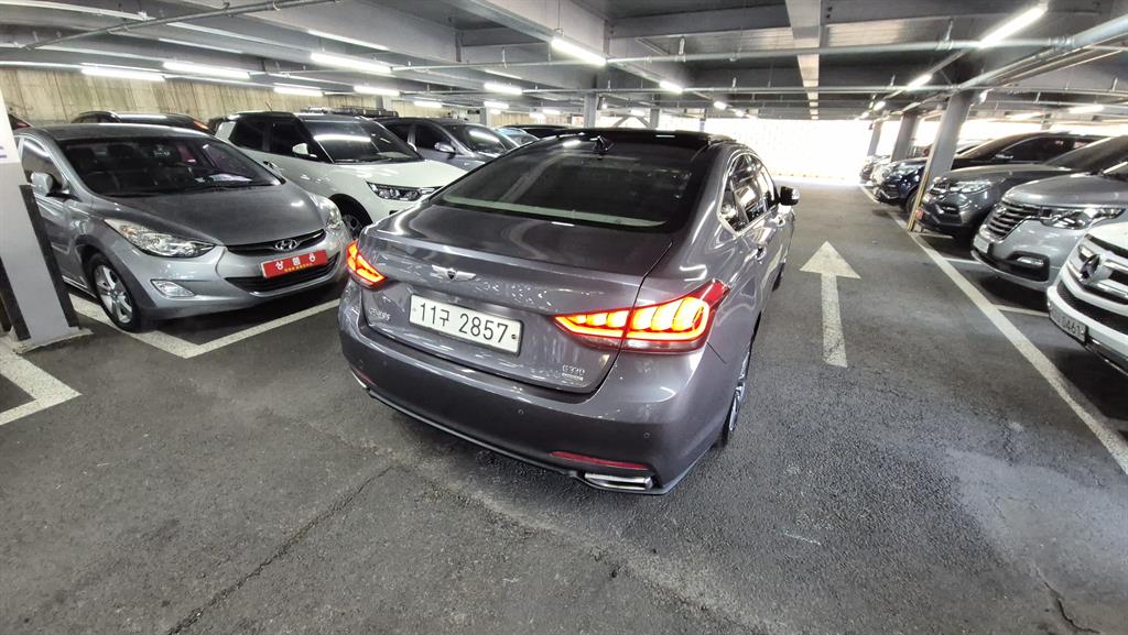 HYUNDAI Genesis - Vista 4