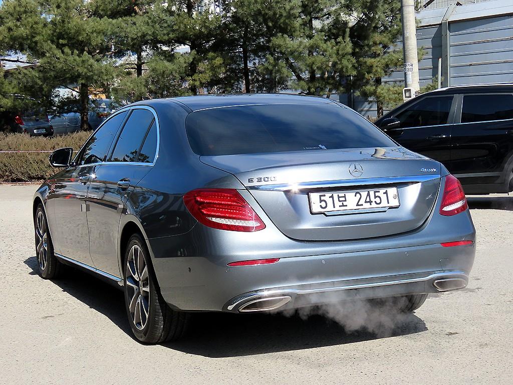Mercedes Benz E class - Vista 3