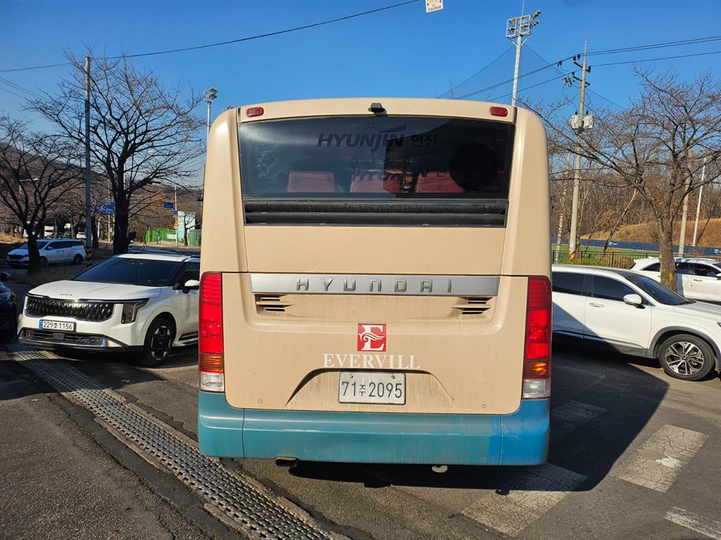 medium and large bus Medium-sized Hyundai Bus - Vista 5