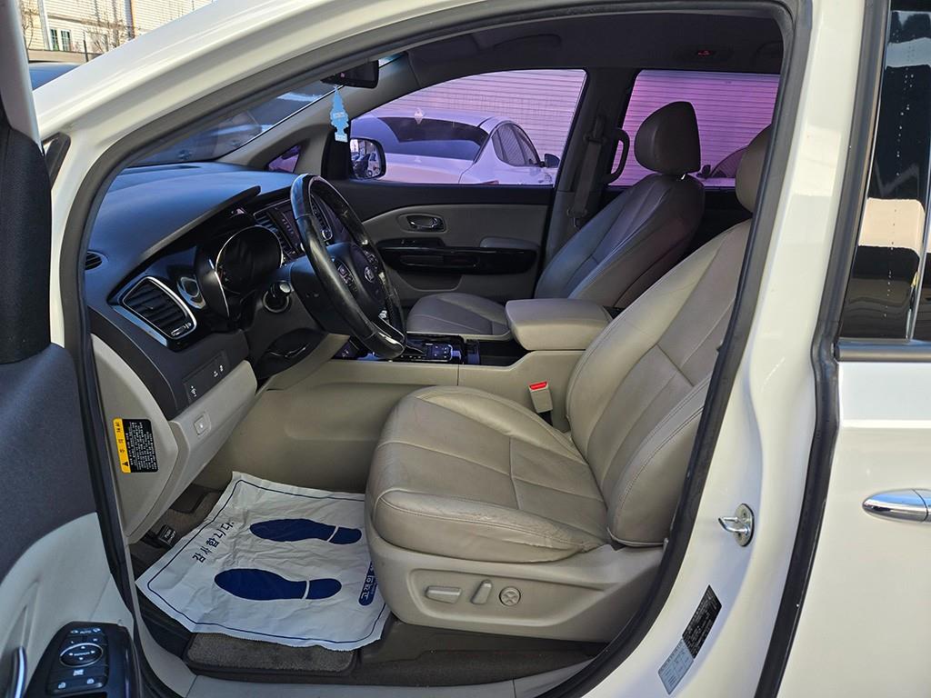 KIA Carnival - Vista 5