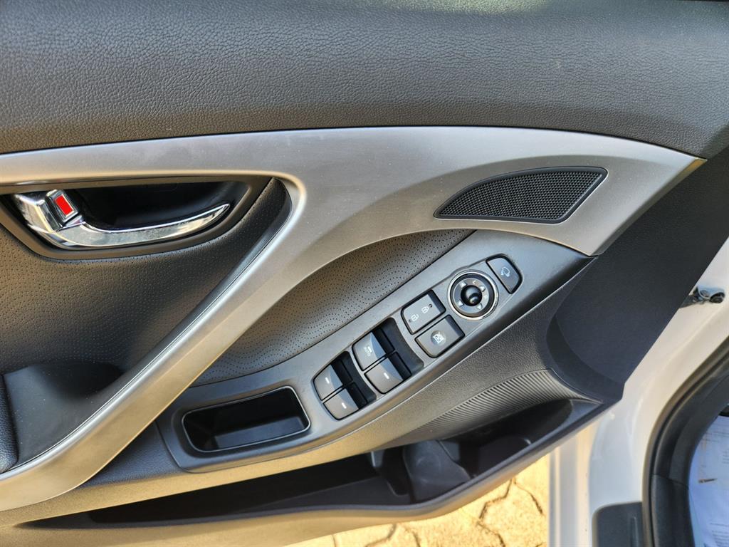 HYUNDAI Avante - Vista 9