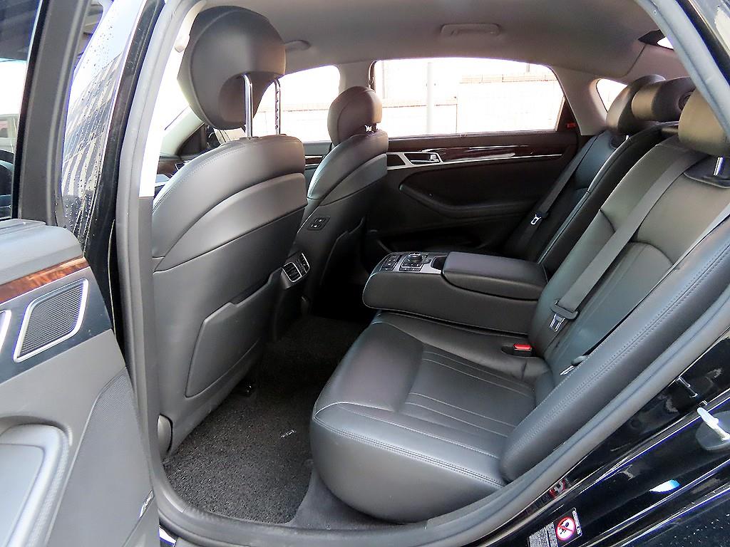 HYUNDAI Genesis - Vista 6