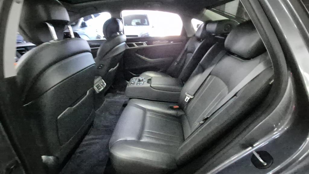 HYUNDAI Genesis - Vista 11