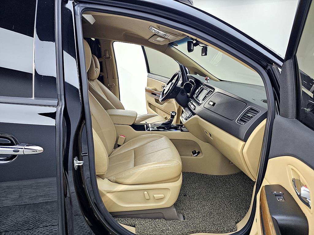 KIA Carnival - Vista 11