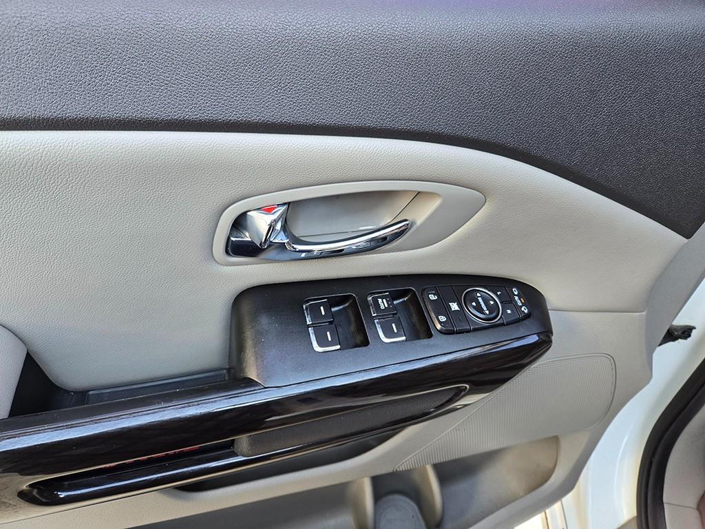 KIA Carnival - Vista 12