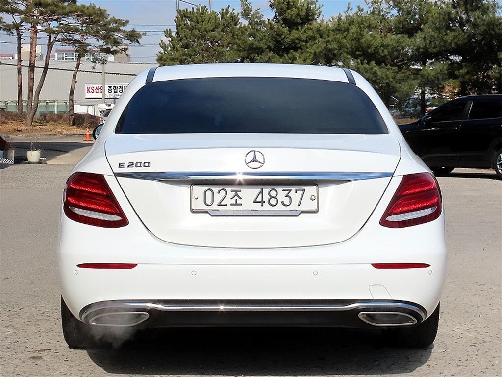 Mercedes Benz E class - Vista 4