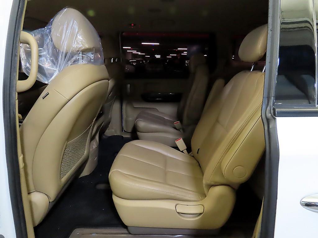 KIA Carnival - Vista 11