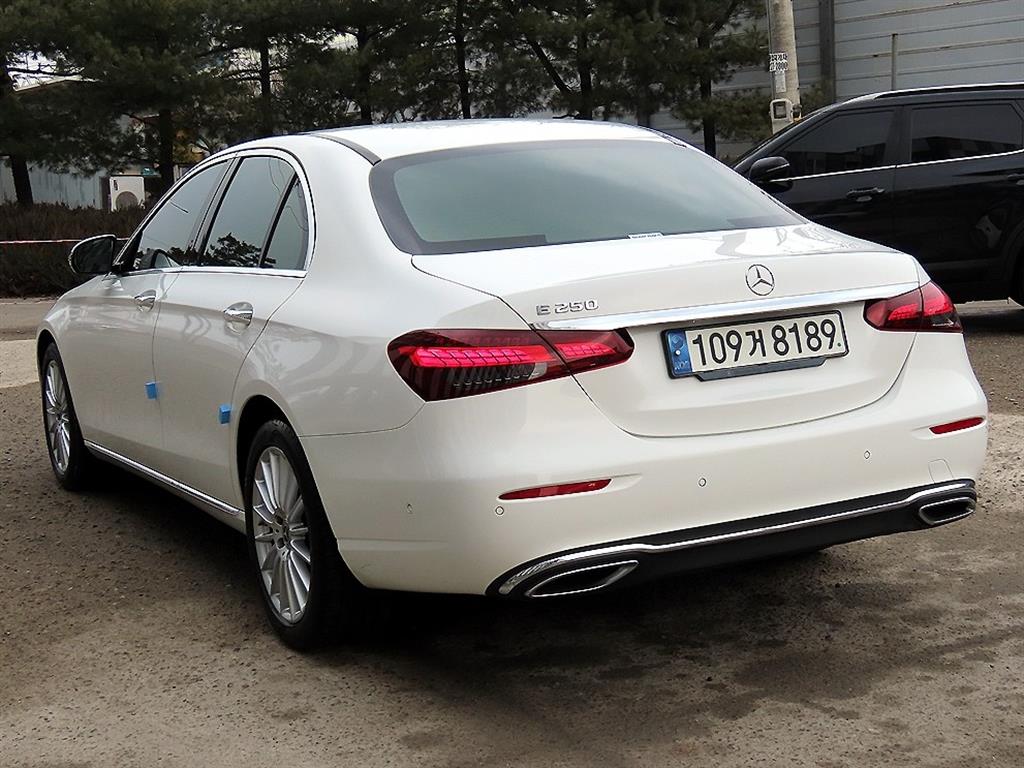 Mercedes Benz E class - Vista 3