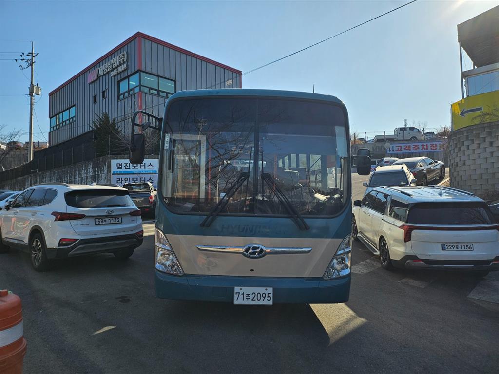 medium and large bus Medium-sized Hyundai Bus - Vista 2