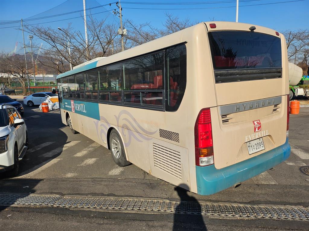 medium and large bus Medium-sized Hyundai Bus - Vista 3