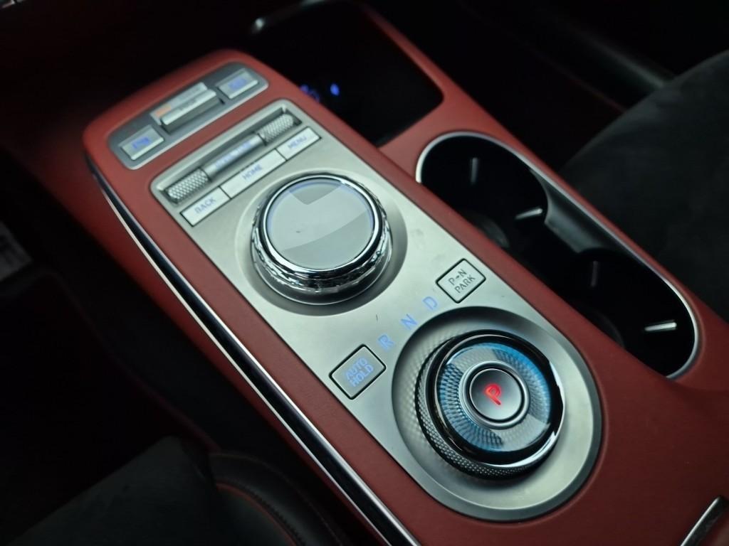 Genesis GV70 - Vista 8