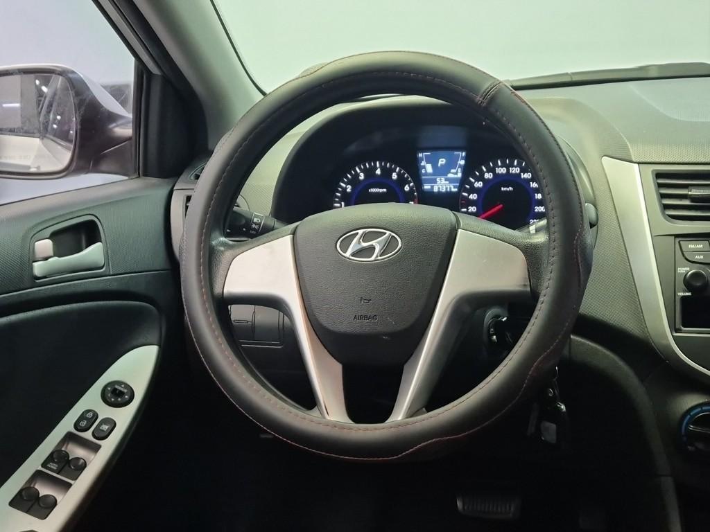 HYUNDAI Accent - Vista 9