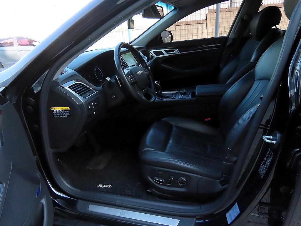 HYUNDAI Genesis - Vista 5