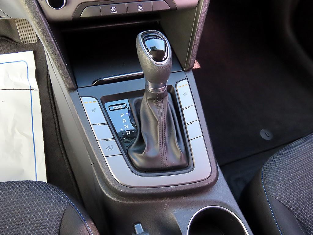 HYUNDAI Avante - Vista 10