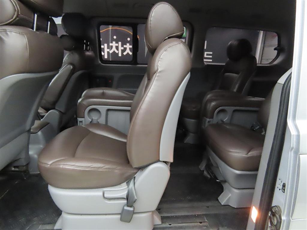 HYUNDAI Starex - Vista 6