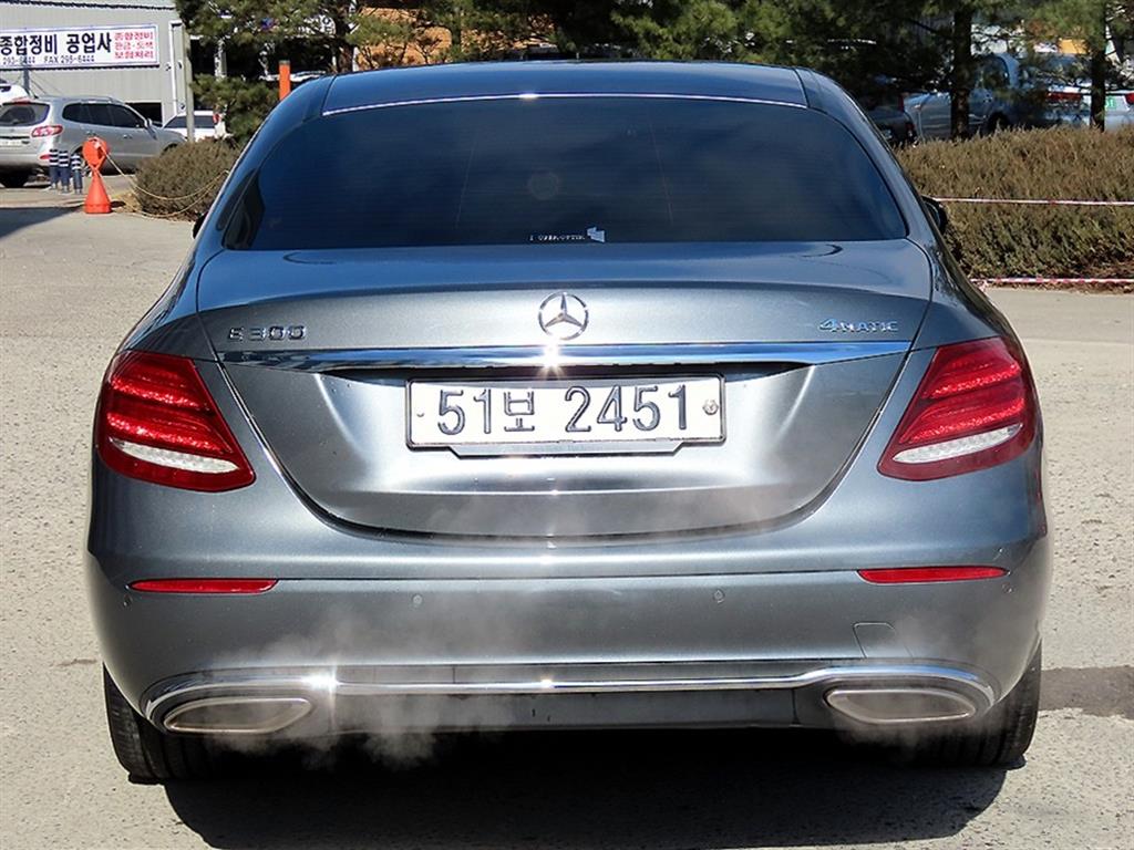 Mercedes Benz E class - Vista 4