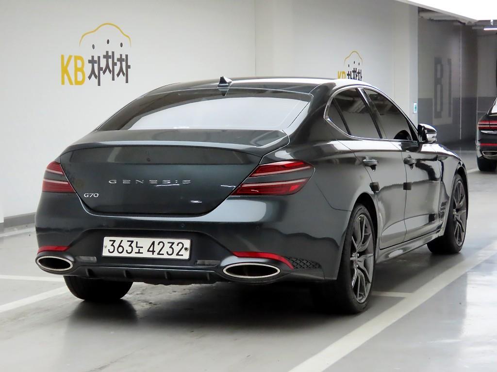 Genesis G70 - Vista 4