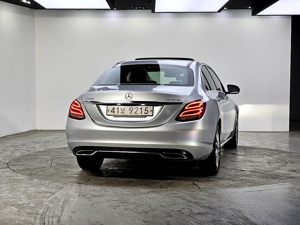 Mercedes Benz C Class - Vista 3