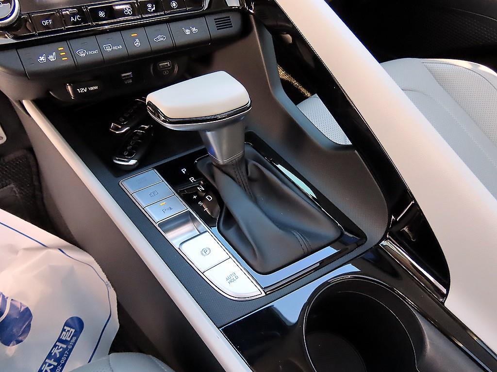 HYUNDAI Avante - Vista 10