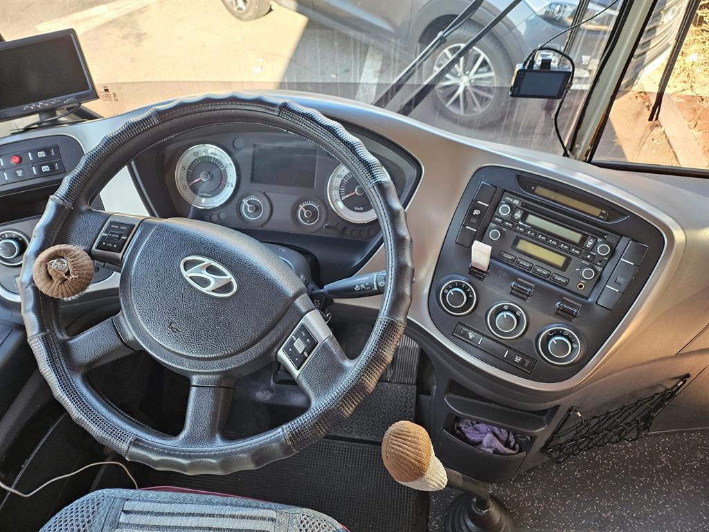 medium and large bus Medium-sized Hyundai Bus - Vista 8