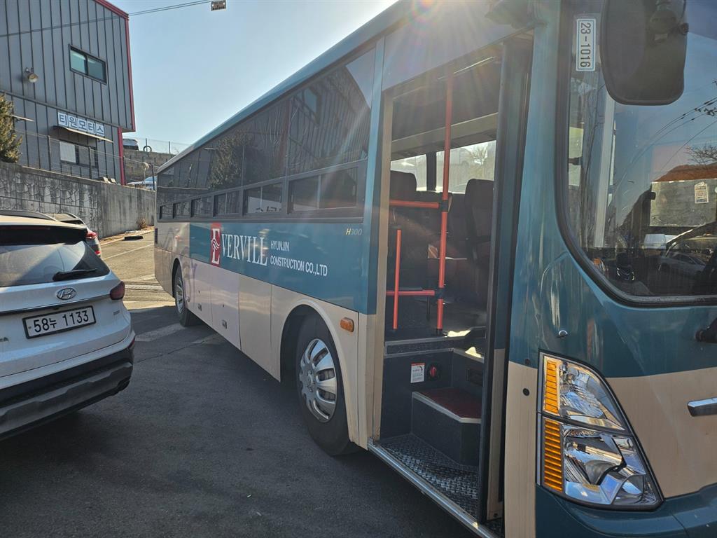 medium and large bus Medium-sized Hyundai Bus - Vista 6