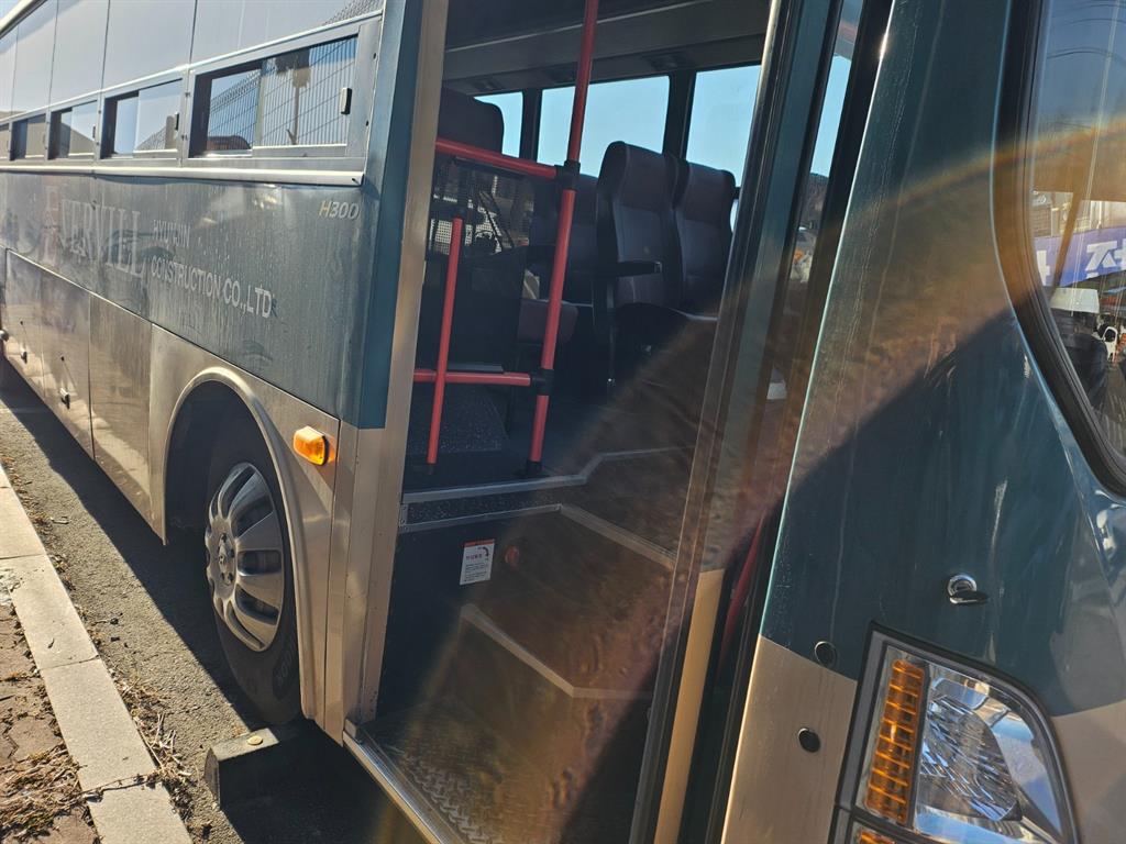 medium and large bus Medium-sized Hyundai Bus - Vista 11