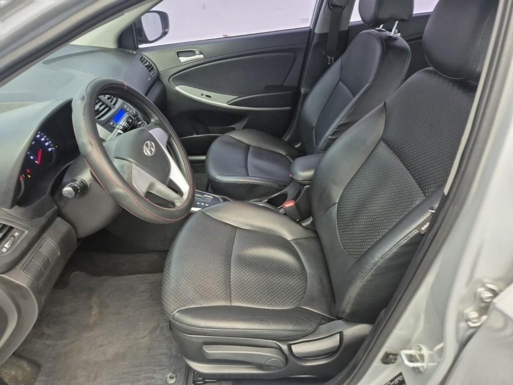 HYUNDAI Accent - Vista 11
