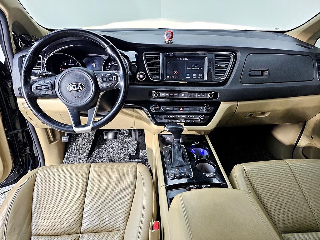 KIA Carnival - Vista 5