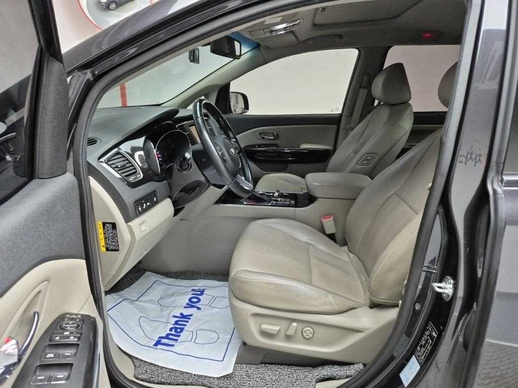 KIA Carnival - Vista 11