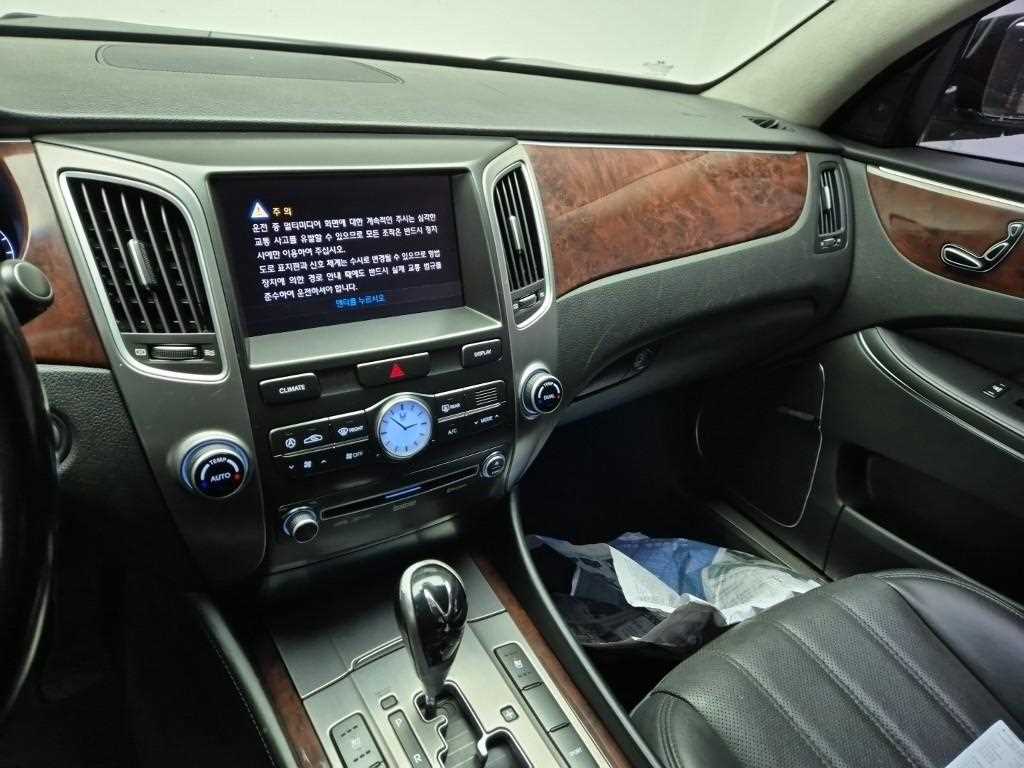HYUNDAI Equus - Vista 10