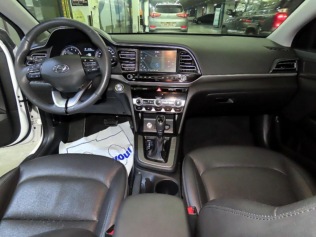 HYUNDAI Avante - Vista 10