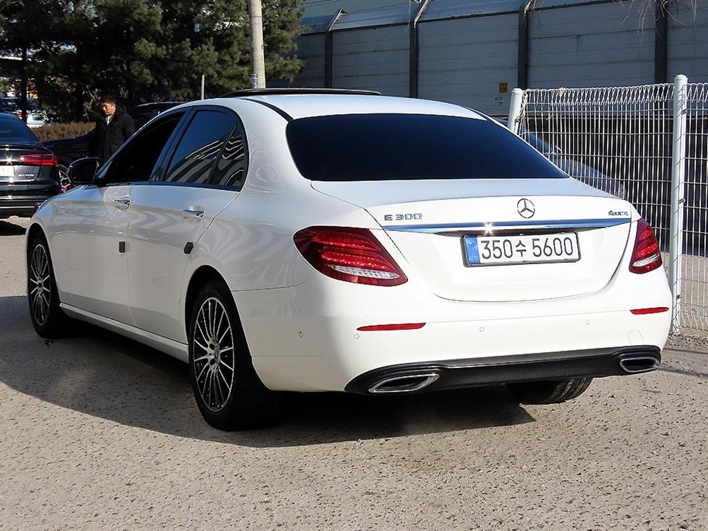 Mercedes Benz E class - Vista 3