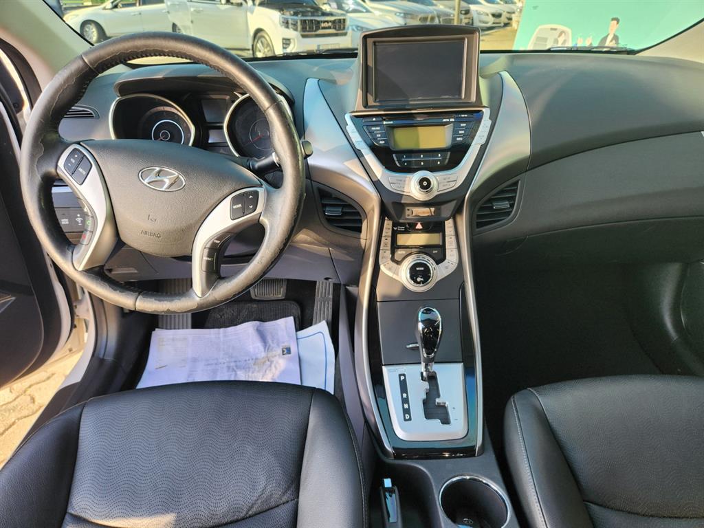 HYUNDAI Avante - Vista 8