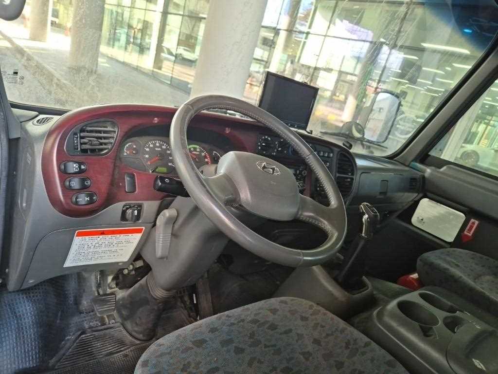 medium and large bus Hyundai bus - Vista 6