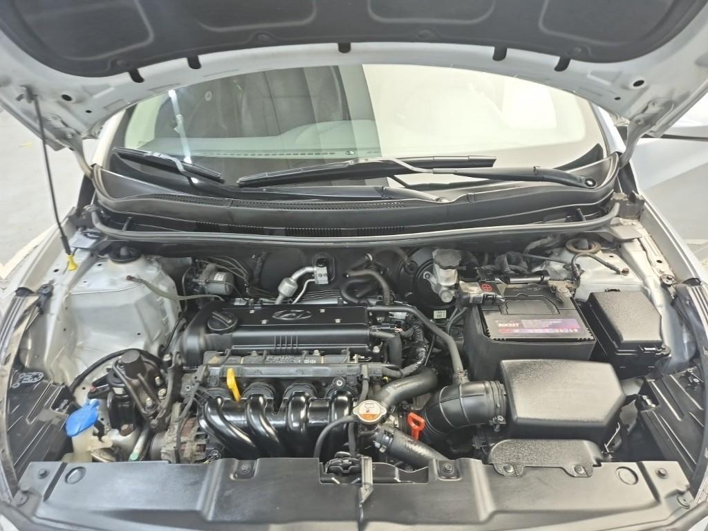 HYUNDAI Accent - Vista 5