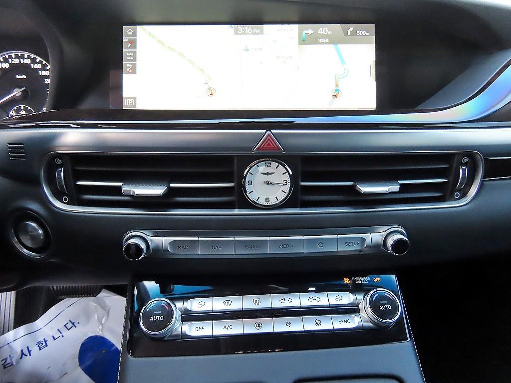 Genesis G90 - Vista 12