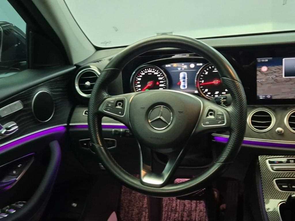 Mercedes Benz E class - Vista 9