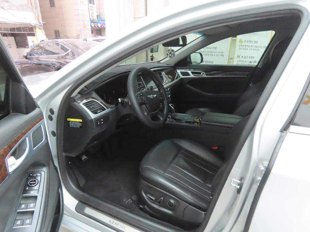 HYUNDAI Genesis - Vista 5