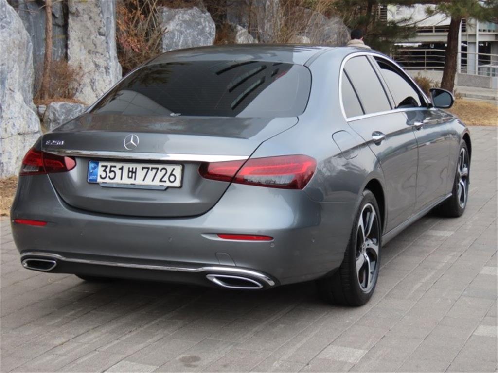 Mercedes Benz E class - Vista 5