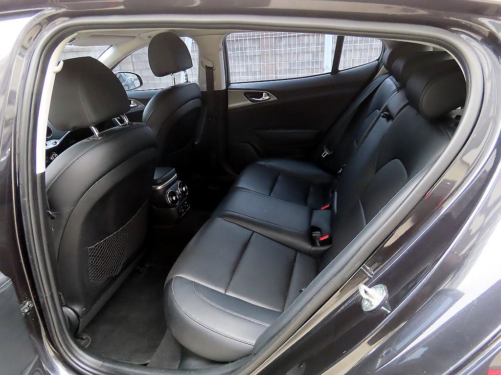 KIA Stinger - Vista 6