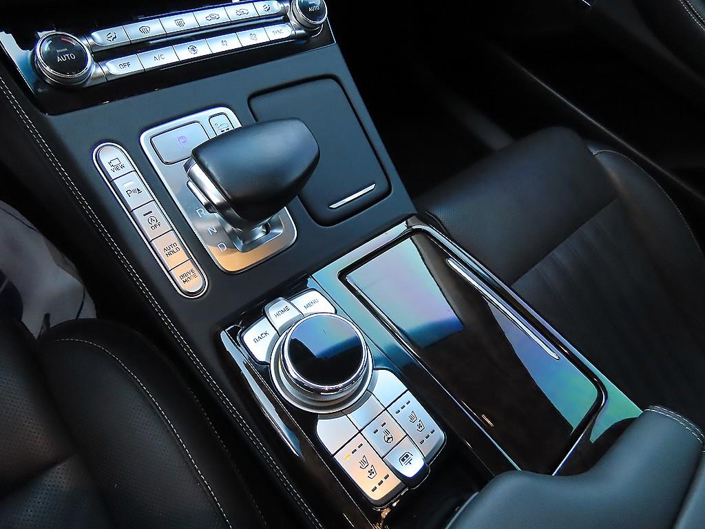 Genesis G90 - Vista 10