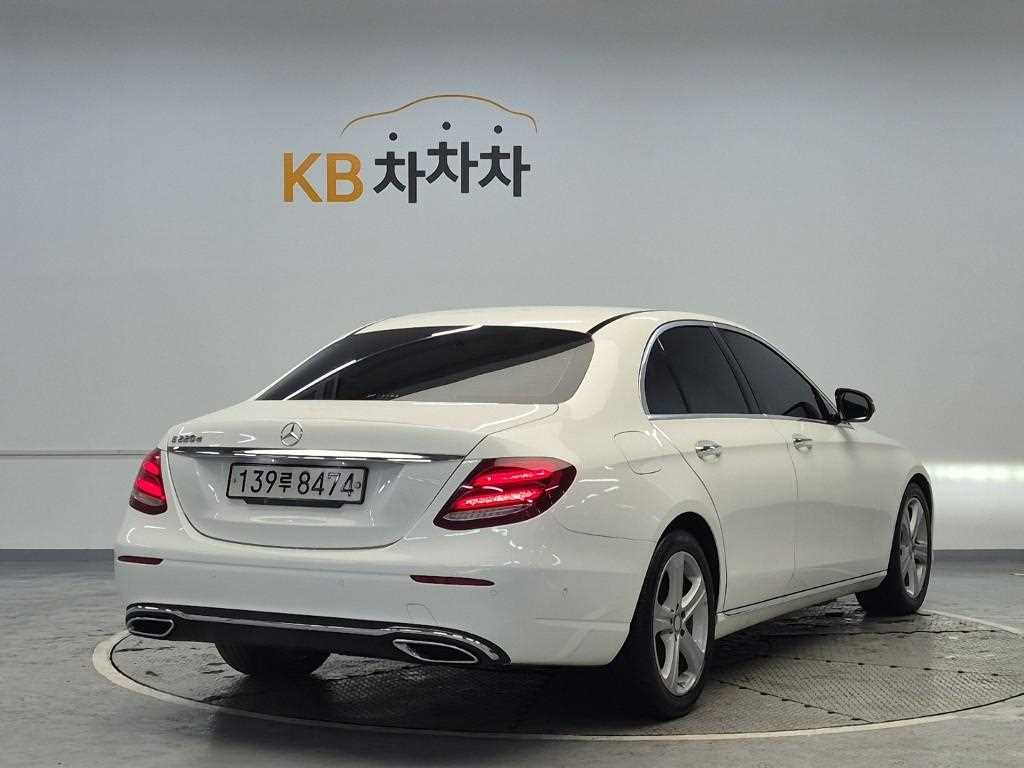 Mercedes Benz E class - Vista 3