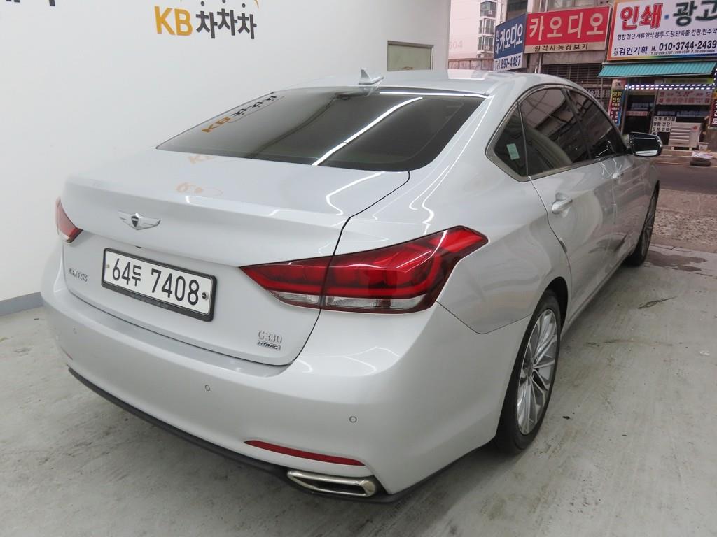 HYUNDAI Genesis - Vista 3