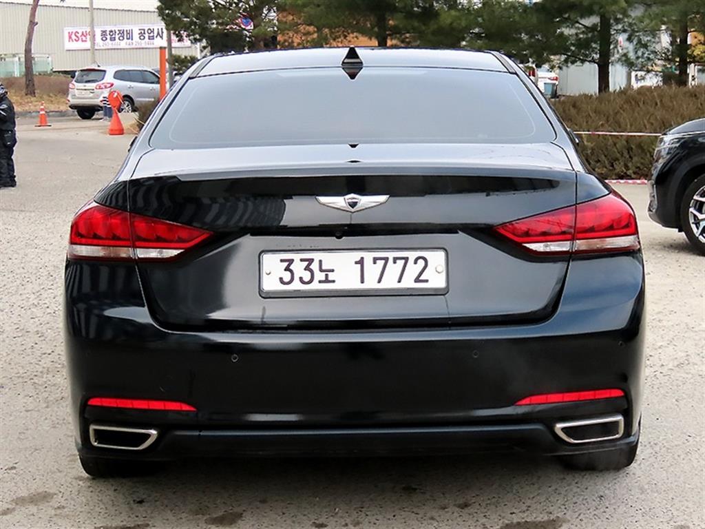 HYUNDAI Genesis - Vista 4