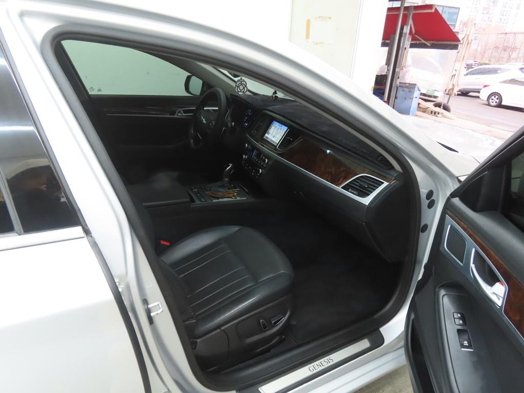 HYUNDAI Genesis - Vista 8