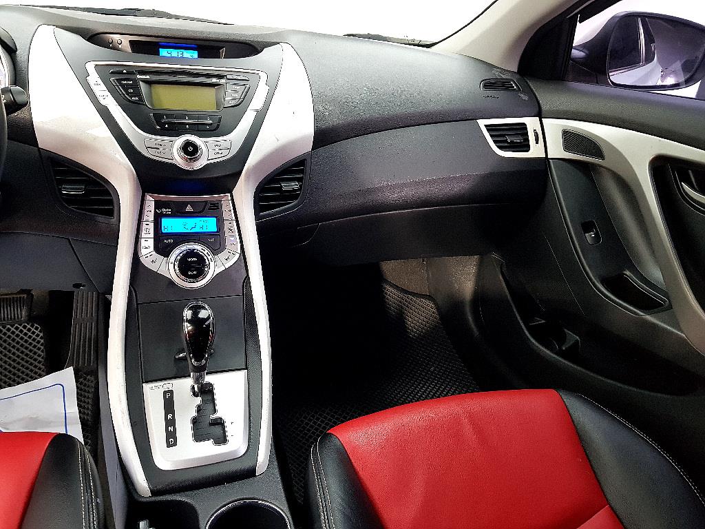 HYUNDAI Avante - Vista 10