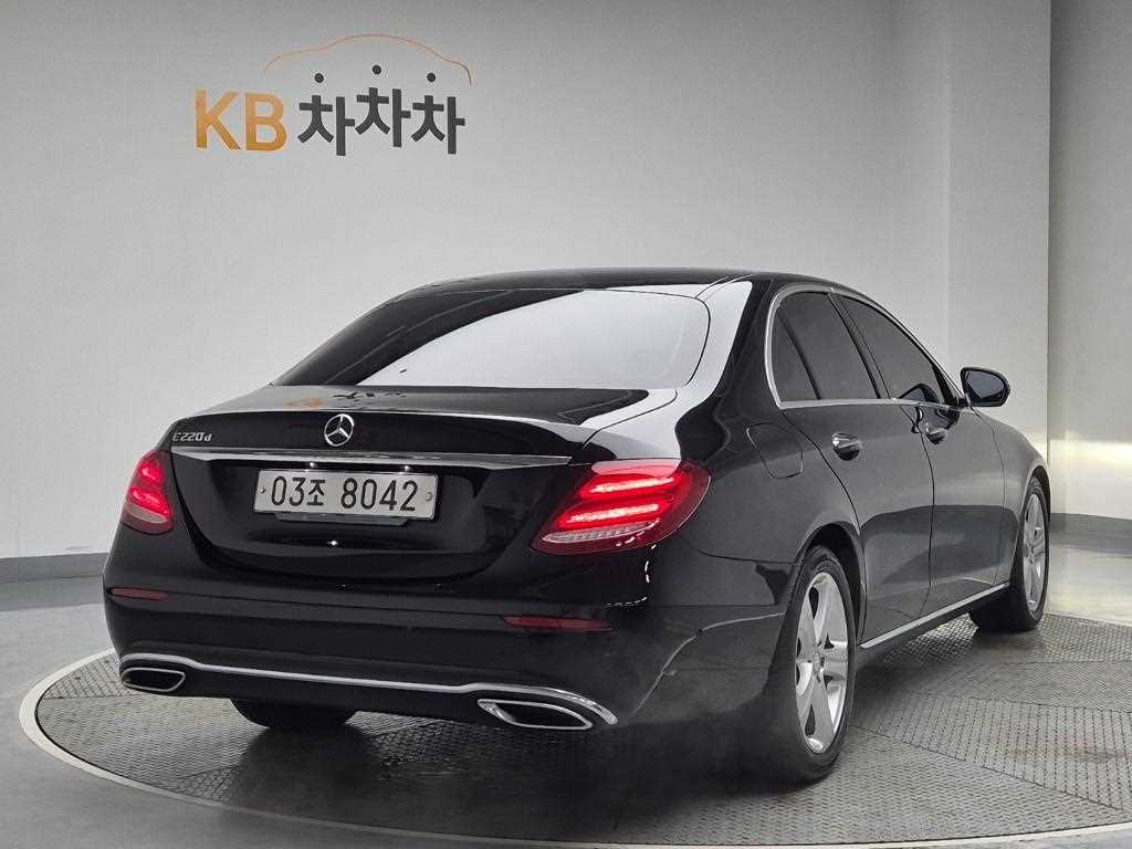 Mercedes Benz E class - Vista 3