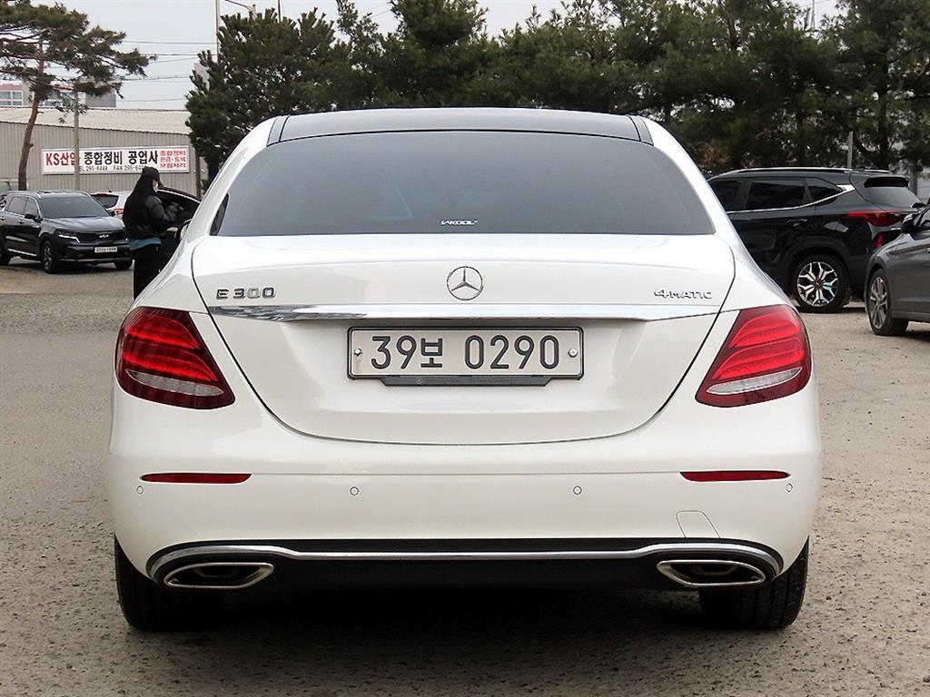 Mercedes Benz E class - Vista 4