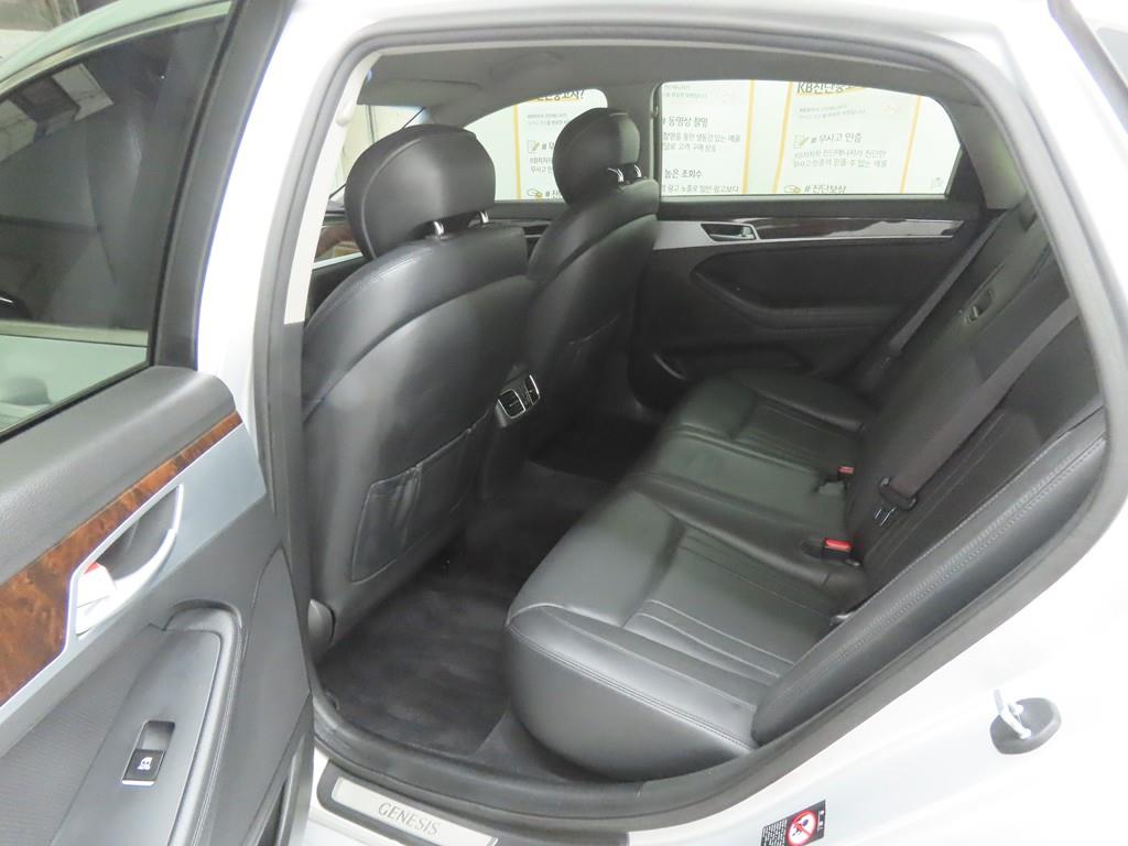 HYUNDAI Genesis - Vista 6